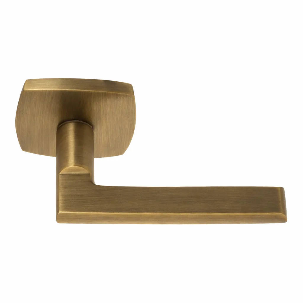 AI-LR-138-Antique-Brass-2